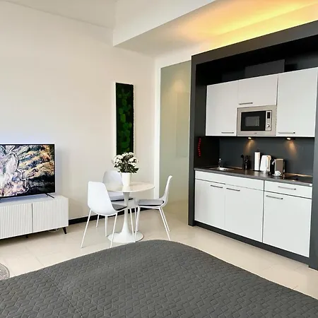 Daire Meos 1 -zentrum-balkon-parkplatz-gym-uniklinik *