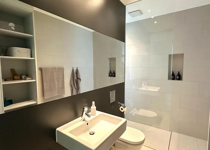 Meos 1 -zentrum-balkon-parkplatz-gym-uniklinik *